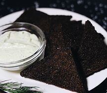 Гренки чесночные с соусом