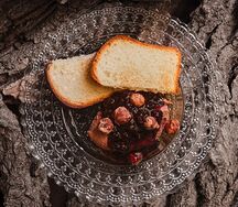 Куриный паштет со смородиной и хлебом бриошь