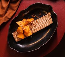 Медовик с хурмой и попкорном из гречки