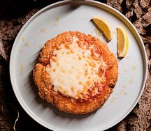 Шницель по-итальянски с сыром и томатным соусом 