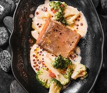 Стейк из форели с броколли и икорным соусом 