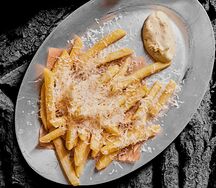 Картофель фри с пармезаном и трюфельным айоли