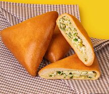 Пирожок, печенный с зеленым луком и яйцом