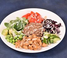 Боул на основе гречки с курицей 