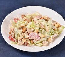 Салат айсберг с куриной грудкой, томатами и сухариками 
