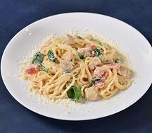 Паста с курицей и шпинатом в сливочном соусе