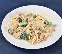 Паста с курицей и брокколи в сливочном соусе