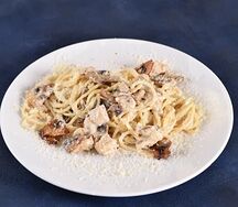 Паста с курицей и грибами в сливочном соусе