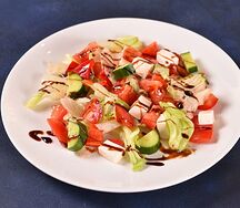 Салат из свежих овощей с сыром фета 