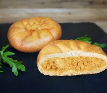 Пирожок с курицей и соусом карри