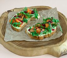 Брускетта с лососем