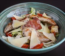Цезарь с курицей и беконом