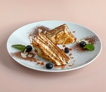 Медовик с вареньем из еловых шишек