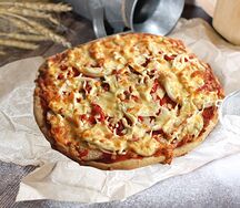 Пицца с курицей и помидорами