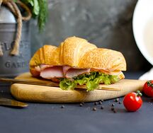Круассан сливочный с карбонадом и сыром 