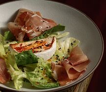 Салат с запеченным камамбером