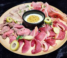 Мясная тарелка