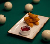 Жареный сыр с брусничным соусом
