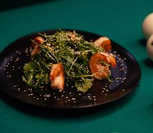 Салат с креветкой и рукколой