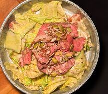 Салат с ростбифом и кунжутным соусом