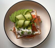 Вафля с лососем, авокадо и яйцом пашот