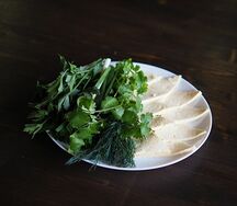 Сыр и зелень