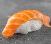 Суши с лососем
