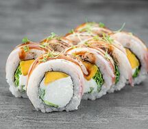 Ролл с опаленным окунем