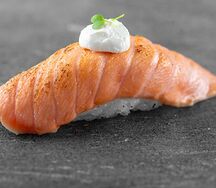 Суши с опаленным лососем