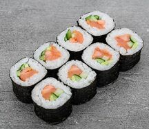 Маки с копченым лососем