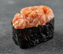 Гункан с лососем