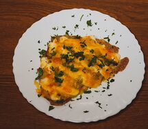Свинина, запеченная с луком и грибами