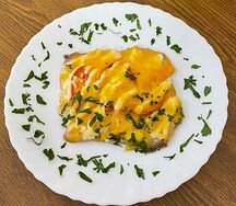Свинина, запеченная с луком и помидорами