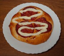 Пицца с колбасой