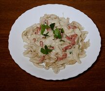 Макароны в молочном соусе с копченостями