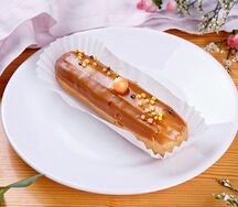 Эклер с заварным кремом