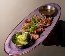 Ростбиф с малосольным огурцом и медово-горчичным соусом