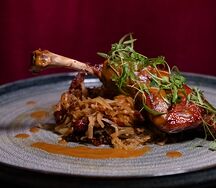 Утиная ножка конфи с жареной капустой и мясным соусом