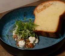 Тартар из лосося с кислым яблоком и чукой