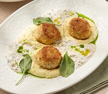 Щучьи котлеты с картофельным пюре и грибным соусом 