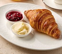 Круассан с вареньем и сливочным маслом 
