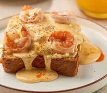 Бриошь со скрэмблом и креветками 