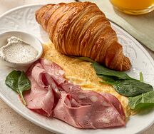 Омлет с мортаделлой, круассаном и ароматным маслом