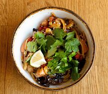 Wok с лапшой и лососем