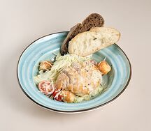 Салат Цезарь с курицей