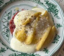 Тартар из говядины, картофель фри, мусс пармезан