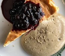 Творожная запеканка с муссом из халвы и черничным вареньем