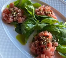 Тартар из тунца с грейпфрутовым маслом и кремом из авокадо