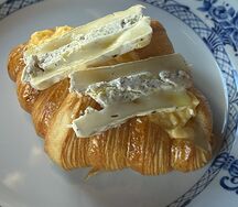 Круассан с трюфельным бри