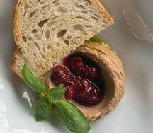 Паштет из печени с вишневым конфи 